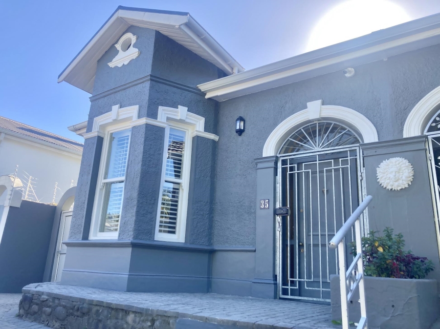 To Let 2 Bedroom Property for Rent in Claremont Village Western Cape